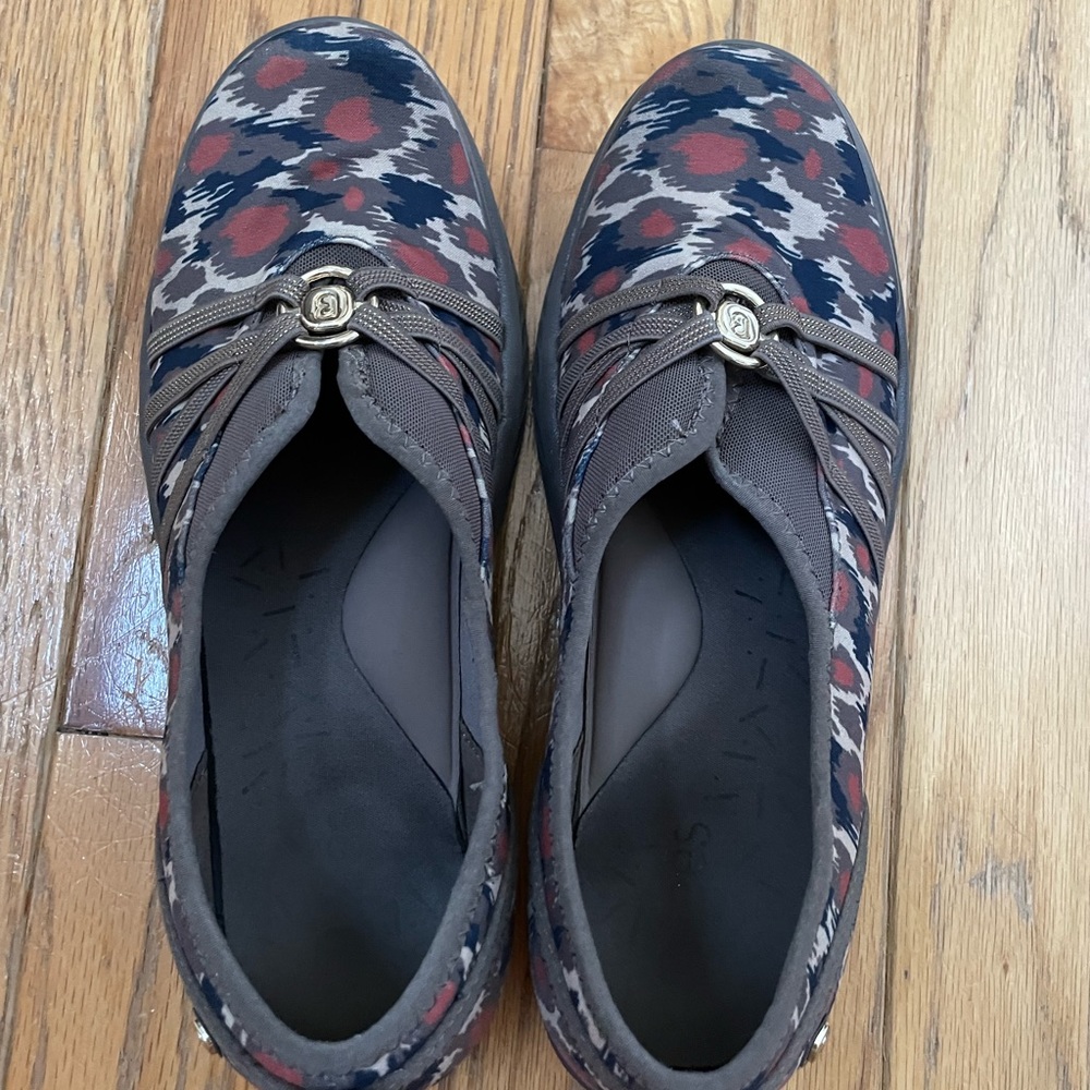 Bzees niche 8.5 m comfort flats slide on slip cloud animal print tan nude